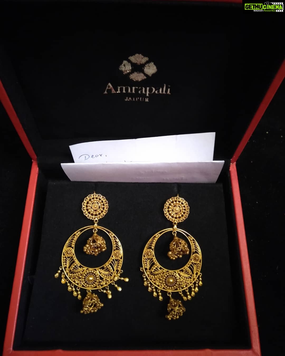 Natasha Suri Instagram - Received this Amrapali beauty in pure gold this Diwali morning. Love it. Exquisite jewellery can really make us women blush, and how!!! Must add how super easy & light these are on the earlobes. Can wear them for looong hours without them pulling you down & tiring you with its heavy weight! @amrapalijewels #Amrapalijewels #diwaligoodies #natashasuri