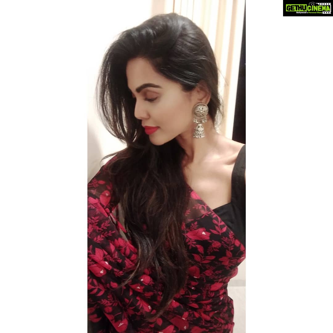 Natasha Suri Instagram - Diwali begins...!!!🤩 #sareelove