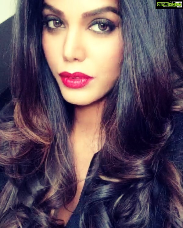 Natasha Suri Instagram - Oh hello.. #Aadat #actor #bollywood #natashasuri