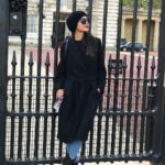 Natasha Suri Instagram - At the gates of my potential sasural..! #buckinghampalace #london Buckingham Palace