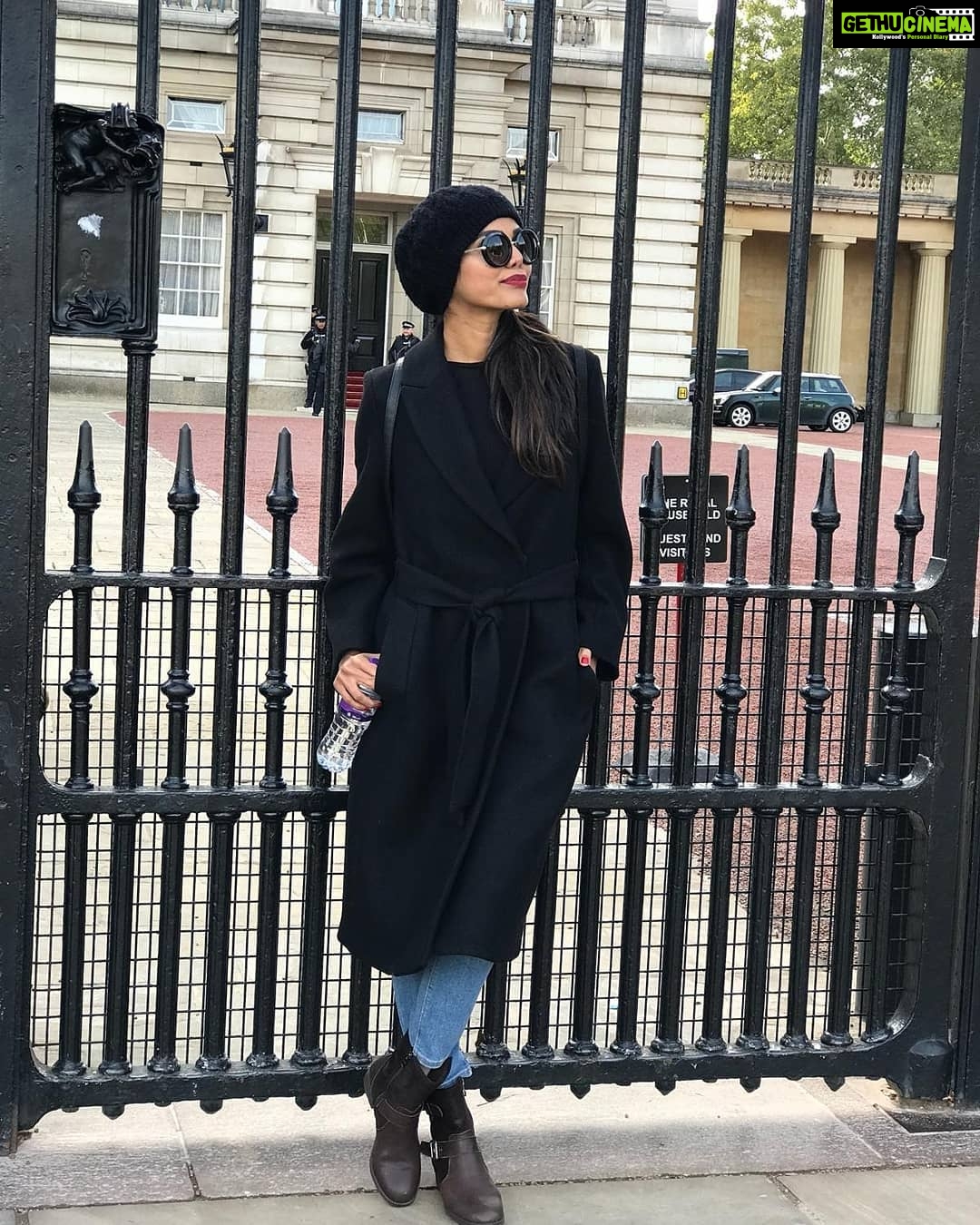 Natasha Suri Instagram - At the gates of my potential sasural..! #buckinghampalace #london Buckingham Palace