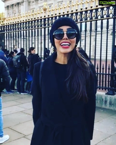 Natasha Suri Instagram - Buckingham Palace! London!