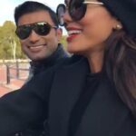 Natasha Suri Instagram - Anticipating Navratri and spreading Indian-ness outside Buckingham Palace with my buddy @dishoomdashoom_raj the cutie!!! #London Bahahahahahahahaha!!!