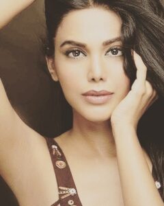 Natasha Suri Instagram - What do ya think about this? Make up by @neerajnavare.makeupartist #natashasuri #neerajnavare