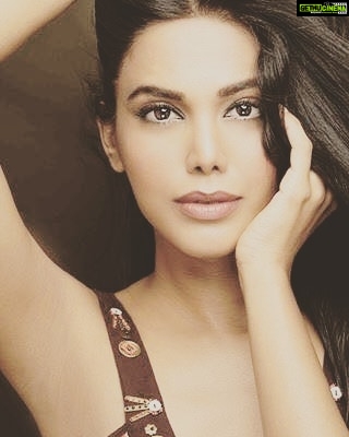 Natasha Suri Instagram - What do ya think about this? Make up by @neerajnavare.makeupartist #natashasuri #neerajnavare