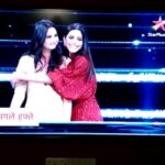 Natasha Suri Instagram – Tune into ‘Sabse Smart Kaun’ on Star Plus on Friday 17th Aug 18′ at 6.30 pm to watch me & my sister Rupali hit the Jackpot!! First winners on the show!! The questions appear simple but are actually very tricky and have to be answered under high pressure in some seconds! But we made it!! Big hug to our Maa❤️ #StarPlus #natashasuri #rupalisuri #BeautiesWithBrains #ravidubey @optimystixmedia