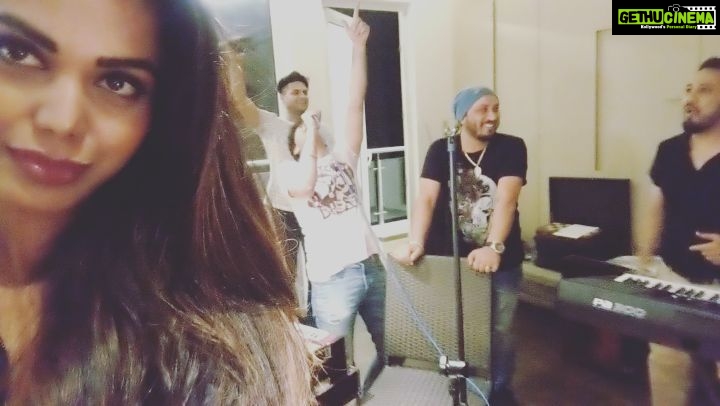 Natasha Suri Instagram - Musical evenings like these...👈☝️👆🤘@mikasingh @jassijasbir @shibanikashyap