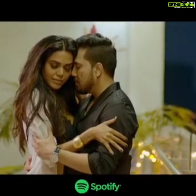 Natasha Suri Instagram - Which music video is this??? Name it...👯😎 Was thrilled to feature in this one with the King Of Hindi Pop @mikasingh, the man with a heart of gold..!!