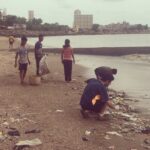 Natasha Suri Instagram – Look who joined me today! These amazing boys & kids from the locality joined in the Prabhadevi beach clean up session this morning. I have never met them before. They were taking a walk down the beach & asked shyly if they could join in and started clearing up the garbage from the shore for a couple of hours. How amazing of them!❤️ Its a nice world!! #bmc #prabhadevi #mumbai #india  #letskeepmumbaiclean #swachchbharat #swachbharatabhiyan