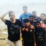 Natasha Suri Instagram - Look who joined me today! These amazing kids from the locality joined in the Prabhadevi beach clean up session this morning. I have never met them before. They were taking a walk down the beach & asked shyly if they could join in and started clearing up the garbage from the shore for a couple of hours. How amazing of them!❤️ Its a nice world!! #bmc #prabhadevi #mumbai #india #letskeepmumbaiclean #swachchbharat #swachbharatabhiyan