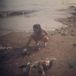 Natasha Suri Instagram - Attempting clean-up of the Prabhadevi beach shore stretching upto Shivaji Park in Mumbai city this morning. I was born in Prabhadevi in Mumbai. This beach stretch could be such an asset for the residents to stroll by & chill at in the evenings. But it has always been laden with garbage & waste, since yearsss. One of the challenges this stretch faces is that a gutter directly opens into the sea here releasing oodles of waste into the waterbody. The sea deposits the plastic waste onto the shore, giving it a perpetual filthy unclean appearance. I hope the bmc finds a solution about these gutter deposits in the sea. Else this stretch will always keep looking like a dumpland.💔 Putting up this video not to earn any brownie points or compliments, but just to use the power of social media platforms to raise awareness & to motivate each other. #bmc #prabhadevi #mumbai #india #letskeepmumbaiclean #swachchbharat #swachbharatabhiyan #natashasuri