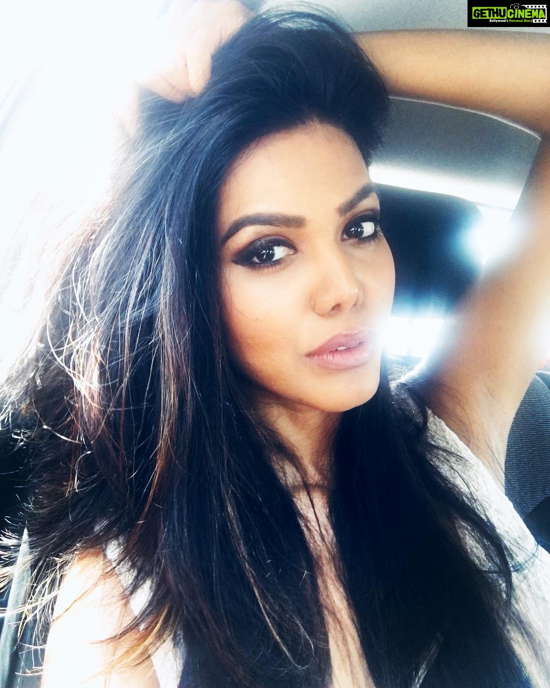Natasha Suri Instagram - #NatashaSuri When the sun shines out of you..!!