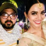 Natasha Suri Instagram - With my wonderful Director @ajaylohan on the sets of our film #BhanuPriyaVirgin. Unlike the title suggests, this film is a slice of life family entertainer. #AjayLohan may be looking dead serious here, but he is a riot and absolute pleasure to work with. #natashasuri
