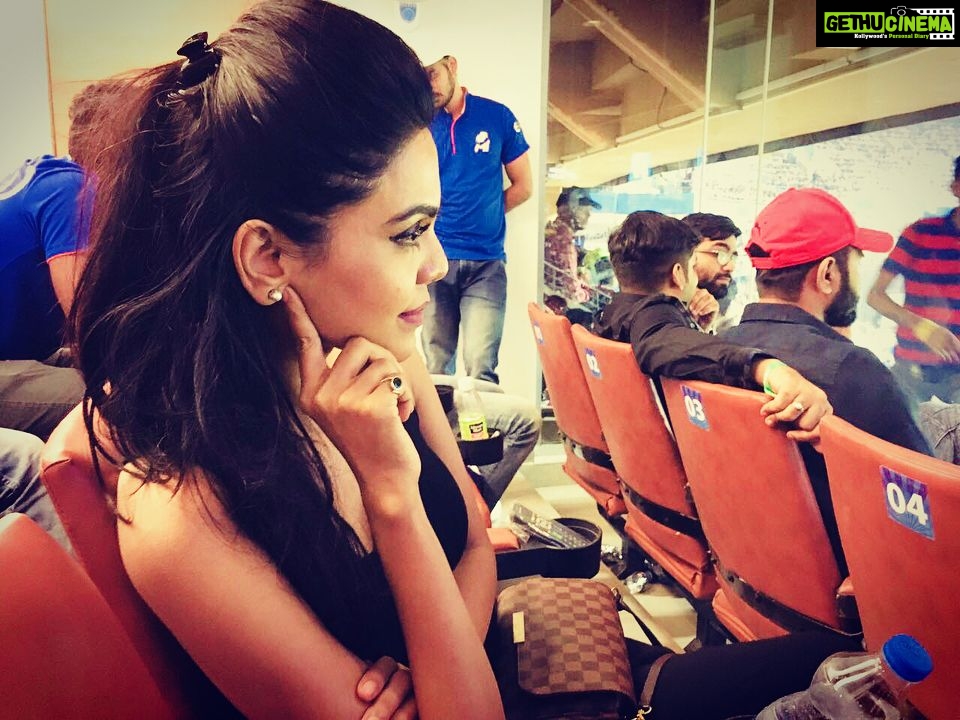 Natasha Suri Instagram - Go Bravo Go! Played so well last night at the #IPL match between Mumbai Indians & Chennai SuperKings! Totally deserving of the #ManOfTheMatch Honour.ππΌππ½ ! @djbravo47 #NatashaSuri #IndianPremierLeague2018 #dwaynebravo #cricket #MumbaiIndians #ChennaiSuperKings #friend