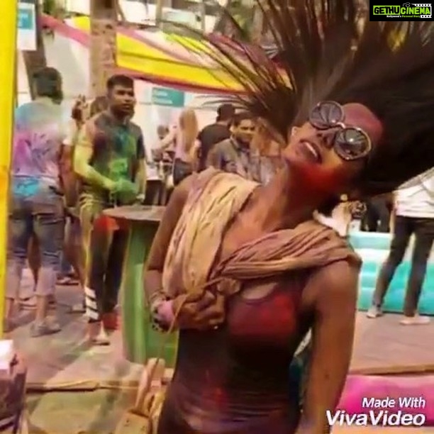 Natasha Suri Instagram - This is how I spent my Holi this year, at @vineetjain12 ‘s super fun ‘Times Holi Party 2018’. These interesting shots taken by #atulkasbekar on @samsung_s9_new @samsungindia @samsungmobile #natashasuri #holiparty2018 #timesofindia #samsungindia #samsungs9 #s9 #GalaxyS9 #TheCameraReimagined