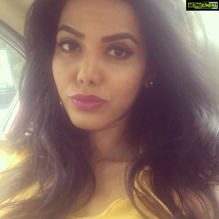 Natasha Suri Instagram - When I feel like a wannabe, I stare into the camera..!!! #NatashaSuri
