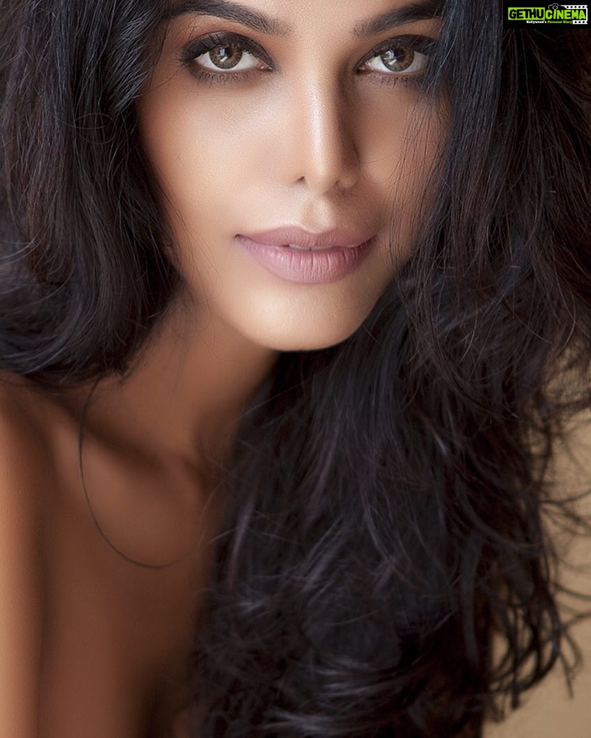 Natasha Suri Instagram - #NatashaSuri shot by @kaustubh_19 Muh by @sagarmakeupandhair