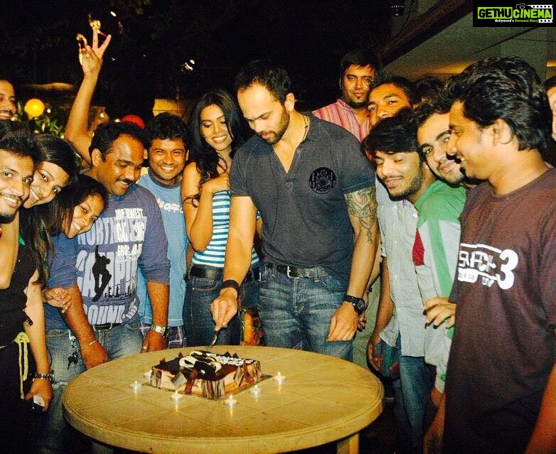 Natasha Suri Instagram - #Throwback to Rohit Shetty & I hosting 'Big Switch' season 3 on UTV Bindass. Here in the pic we are celebrating the successful wrap of the TV show with the lovely unit. Had a fab time hosting this memorable show, the concept of which had struck a chord with the audiences, especially with youngsters!! @itsrohitshetty #natashasuri #BigSwitch3 #TVShow #UTVBindass