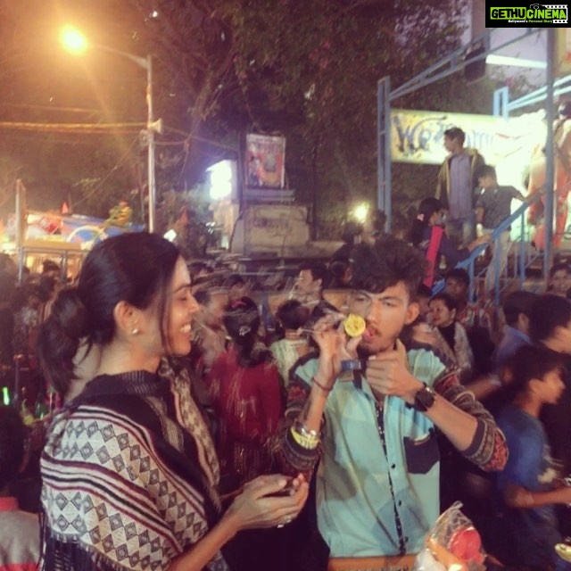 Natasha Suri Instagram - I grew up in a middle class family in the pleasant, quiet locality of Prabhadevi in Mumbai. Every year in January since decades, this local 10 day mela/funfair in honour of Goddess Prabhadevi is held. I have fond memories of visiting this fair with my sisters & friends almost every year as a lil girl. The sight of these soap bubbles & giant wheel take me back to my childhood. I hope to always nurture & indulge the child in me. I end up going every year, even now, somehow!!!Oh how much I love my roots!!!❤️😊❤️ #Prabhadevi #Mumbai #Childhoodmemories