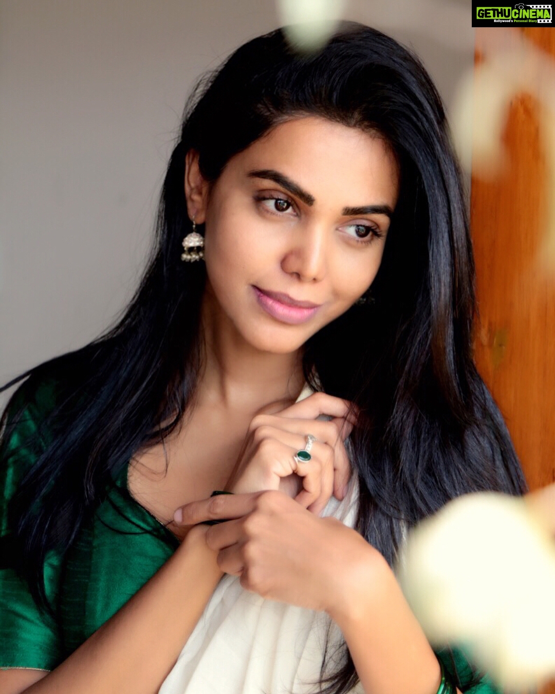 Natasha Suri Instagram - Another set of the no makeup 'au naturel' series of pics!! Trying to pay an ode to my half telugu roots. #natashasuri #actor