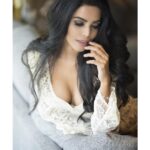 Natasha Suri Instagram - Sometimes I overthink..Most times I overlove..!❤️ #NatashaSuri shot by @kaustubh_19 Muh by @sagarmakeupandhair @glamvluxury