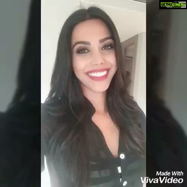 Natasha Suri Instagram - We are shooting at this gorgeous apartment designed by Suzanne Khan at the fabulous Rustomjee Elements residential project in Juhu, Mumbai, India! I love Rustomjee projects for their world class quality of construction, thoughtfulness in design and the best of luxurious amenities! #rustomjee #rustomjeeprojects #rustomjeeconstructions #premiumresidences #natashasuri #actor #missindiaworld #suzannekhan