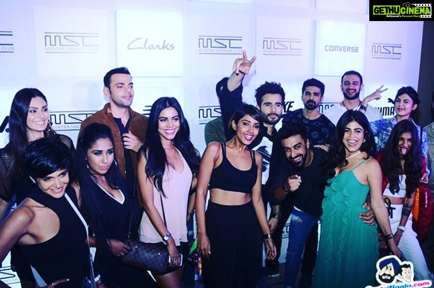 Natasha Suri Instagram - What a funnn night doing the pubcrawl with the #myntrasneakerclub . So much more fun to party in sneakers👟than high heels👠! And such a coooool event put together by the one & only @harshad.toast💙Had a roller of a time partying away with these lovelies: @mandirabedi @therichachadha @ashishchowdhryofficial @cyrus_sahukar @anushkadisco @sayanigupta @samirkochhar @teesuperfly @scarlettmrose @brunaabdullah @rhea_chakraborty @shenaztreasury @karantacker @nikhilthampi @sufisoul @saqibsaleem PS: Totally love my cool new beige pair of @dvb_brands pepsi sneakers!❤️ #myntrasneakerclub #myntra#natashasuri#pepsisneakers