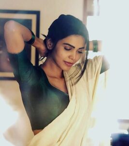 Natasha Suri Instagram - Tumhari bahu Alka..👩‍🔧
In character!!
#NatashaSuri
