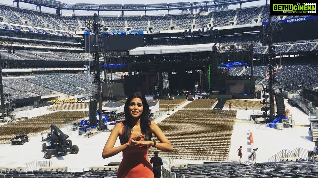 Natasha Suri Instagram - METLife stadium where IIFA 2017' will be held, in New York! #workmode#iifa#iifa2017#iifa2017newyork#host#digitalshow#natashasuri