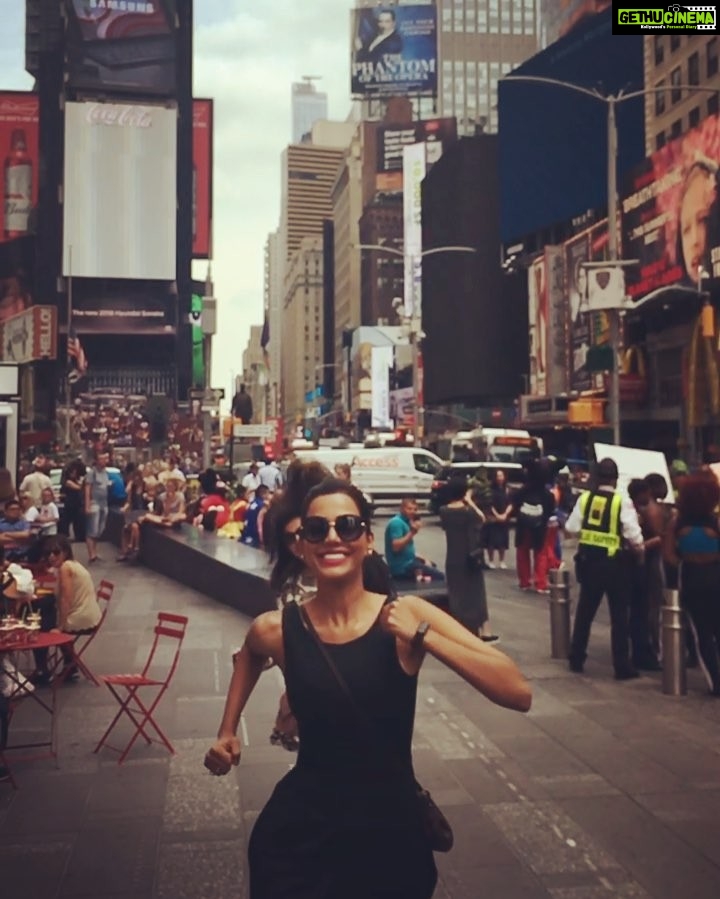 Natasha Suri Instagram - In New York to co-host the digital domain of IIFA Awards 2017' with my sister Rupali..! Excited about this adventure!ππ―π PS: The one prancing behind me in this video is my other sister Soniya!