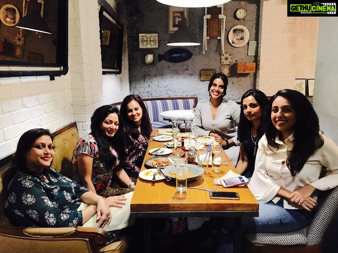 Natasha Suri Instagram - With my school mates! I went to an all girls Convent school in Prabhadevi in Mumbai! Met this bunch of lovelies after yearssss and all we did was laugh, giggle, reminisce and celebrate! ☺️😋They told me they are so shocked at my transformation from a mischievous carefree awkward tomboy with crew cut hair into a beauty queen/model now! Someone is a successful doctor, a lawyer, a pilot, a banker, an entrepreneur etc! Most importantly, everyone is happy!❤️