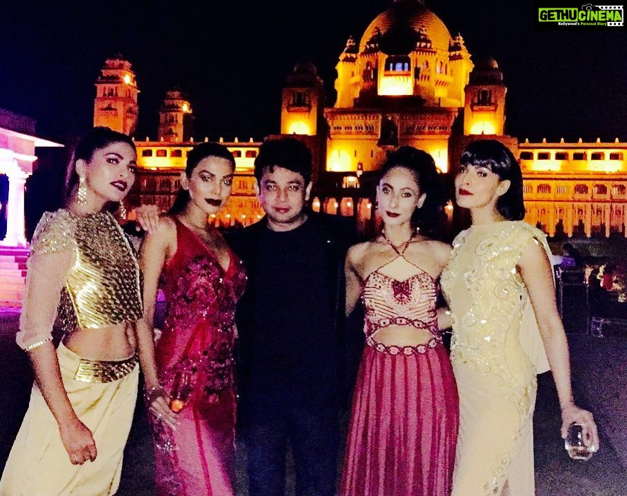 Natasha Suri Instagram - Showtime at Umaid Bhavan Palace for dsgnr Delna Poonawala! Show directed by @retesh_retesh!
