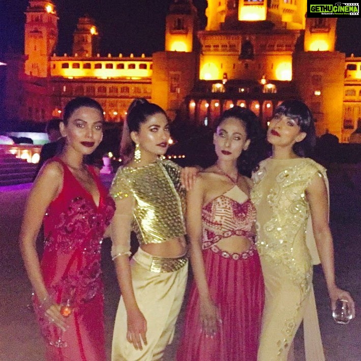 Natasha Suri Instagram - Delna Poonawala's Show at the Magnificent Umaid Bhavan Palace!#natashasuri#parvathyomanakuttan#ushoshisengupta#deeptigujral