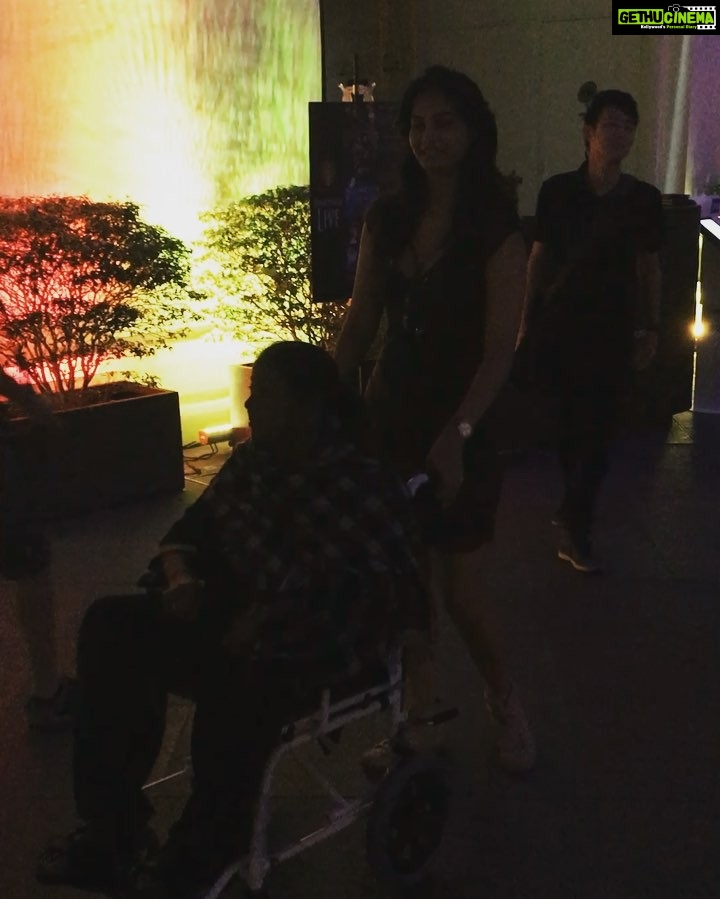 Natasha Suri Instagram - Clarke quay Singapore! Amazing night life! Sister & mum!