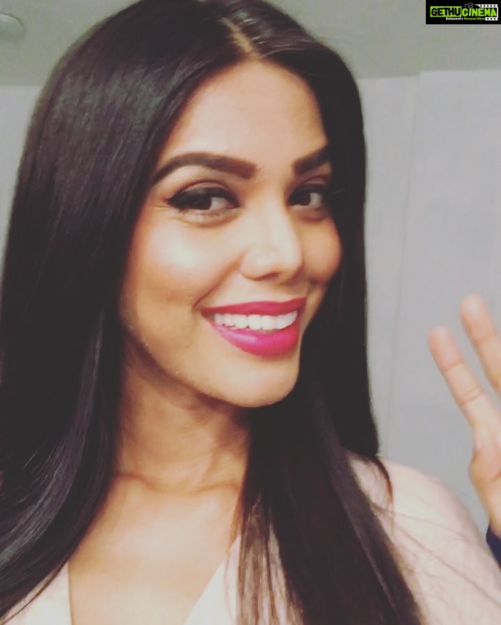 Natasha Suri Instagram - #natashasuri #hello #onsets #shootlife #insideedge #webseries