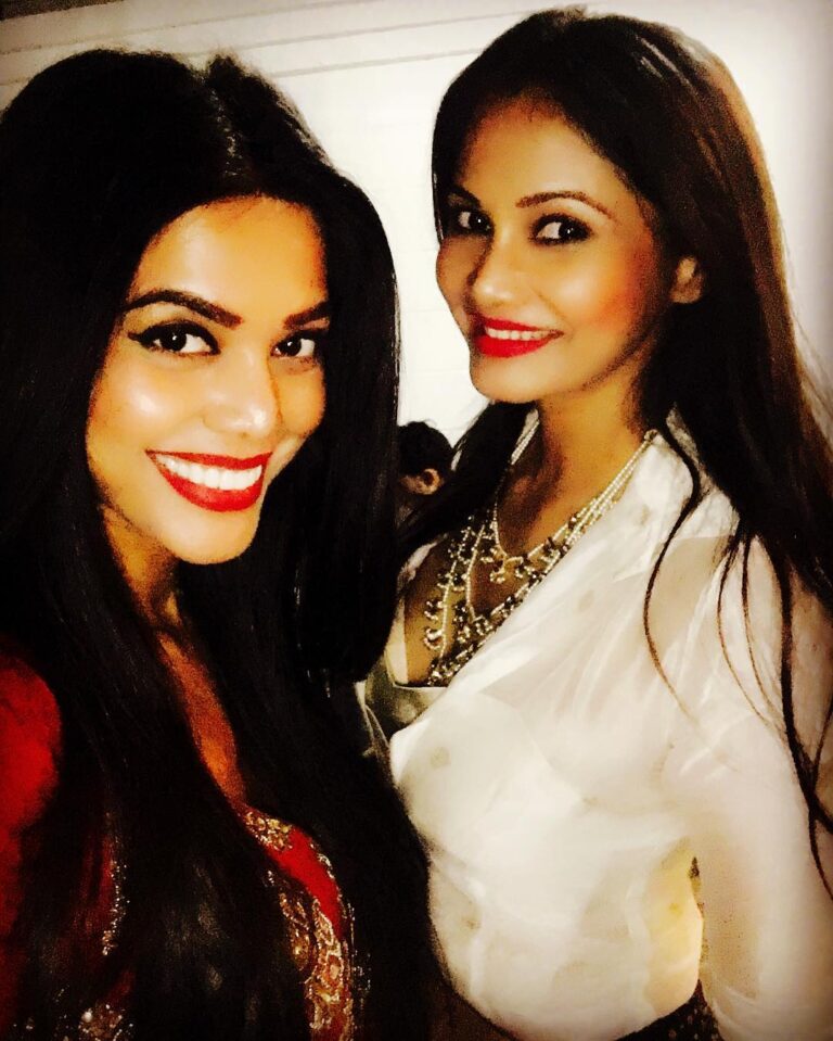 Natasha Suri Instagram - Happy Diwali 16' from the Suris