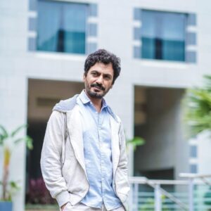 Nawazuddin Siddiqui Instagram - लफ़्ज़ों के इत्तिफ़ाक़ में यूँ बदलाव करके देख 
तू देख कर ना मुस्कुरा 
बस मुस्कुरा के देख