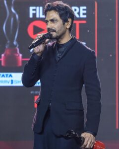 Nawazuddin Siddiqui Instagram - Winning it in a row.
Year 2020 for #RaatAkeliHai for Best Film & Best Actor
Year 2021 for #SeriousMen again for Best Film & Best Actor
Such recognitions motivates me to keep on experimenting
Congratulations team #SeriousMen @sejtherage #SudhirMishra @manujosephsan @bhavesh_mandalia & @netflix_in 
Thank You @filmfare

Outfit : @khanijo 
Styled by : @jahnvibansal
