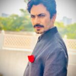 Nawazuddin Siddiqui Instagram – फूलों में फूल 
फूल है गुलाब 
NEW YORK तो चले गए 
बन ना पाए नवाब 
कोशिश जारी रहेगी… आदाब 😊