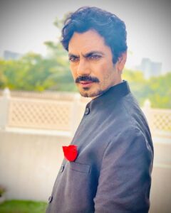 Nawazuddin Siddiqui Instagram - फूलों में फूल 
फूल है गुलाब 
NEW YORK तो चले गए 
बन ना पाए नवाब 
कोशिश जारी रहेगी… आदाब 😊