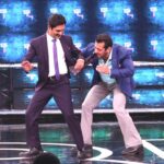 Nawazuddin Siddiqui Instagram – I always wanted to do a romantic and dance oriented films and to learn these skills, who is better than @beingsalmankhan Bhai himself
#MotichoorChaknachoor #BigBoss13 @athiyashetty @viacom18 @Ajitandhare @woodpeckermv @kiran_zaveri #RajeshBhatia