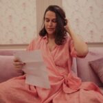 Neha Dhupia Instagram - Peachy … prep … pregger 🤰… mornings!!! #workmodeon 📸 @ragininath12 in @chola_the_label