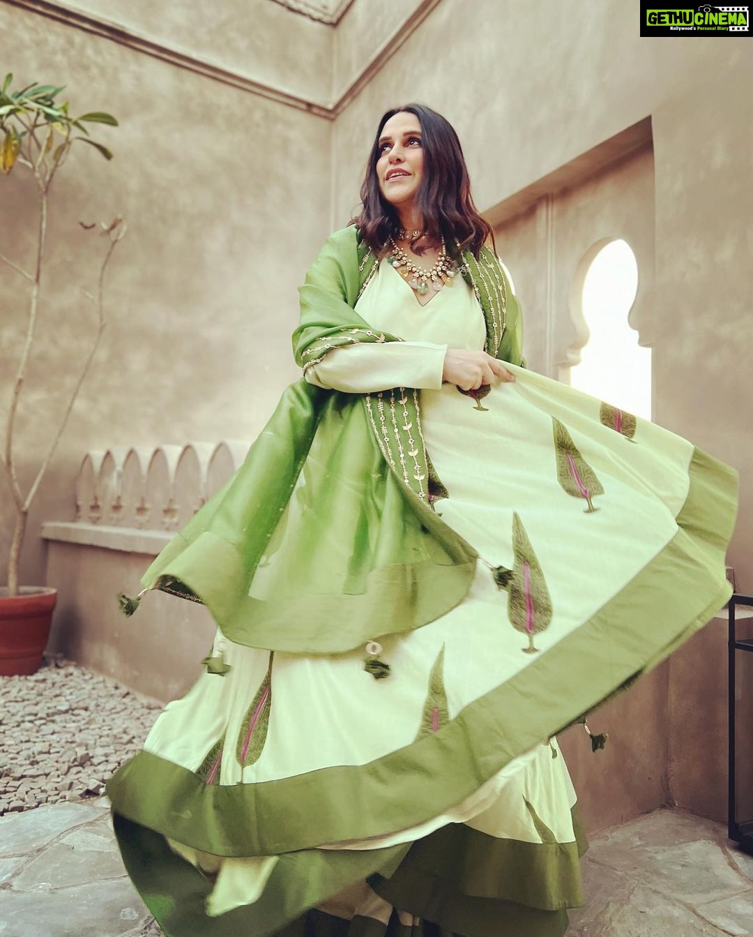 Neha Dhupia Instagram - Nache munde da 💃…. Nache kudi di … 💃 It was the most fun #mehendi … moments before we coloured our palms and danced the night away to the dhol.. yes there was a shoe change half way thru 😜… #ootd @punitbalanaofficial @karishma.joolry … styled by @aasthasharma @iammanisha @wardrobist #mereyaarkishaadi … @katrinakaif @vickykaushal09 we love you with all our heart ❤️…
