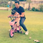 Neha Dhupia Instagram – Sundays … ❤️ … moments before the cycle broke 😆 thanks to daddy @angadbedi 🙈#papalove