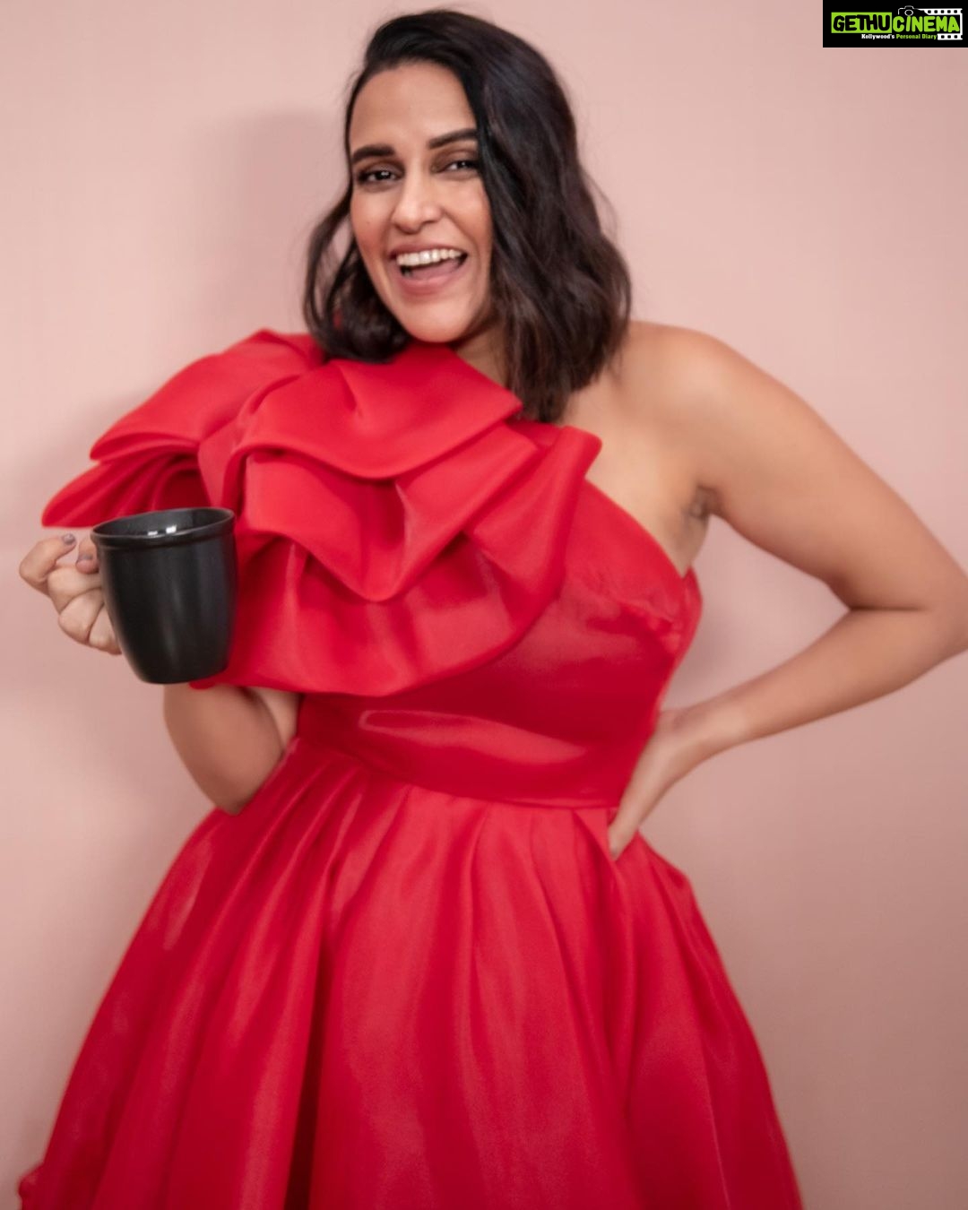 Neha Dhupia Instagram - My arm candy is hotter than yours ☕️😉 ... #setlife ... Styled by @gumanistylists in @gauriandnainika muah @sonicsmakeup @hamidahairartis 📸 @thememoryalbum_ #nehadhupia