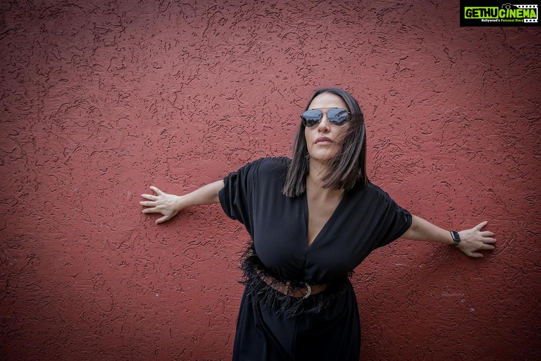 Neha Dhupia Instagram - Better in black!!! 💣 #ootd @431_88 @johnjacobseyewear styled by @gumanistylists muah @yountentsomo #roadiesrevolution #gangneha 📸 @tejaswinikherphotography @thelensmencollective