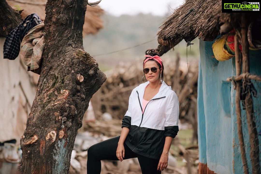 Neha Dhupia Instagram - Even in the middle of the “shittiest” 💩 task you ve jus got to look glamorous 😎 ... muah by @yountentsomo styled by @gurleengambhir #roadiesrevolution @mtvindia @mtvroadies 📸 @rjdeigg #youwithyounten #styledwithgumani