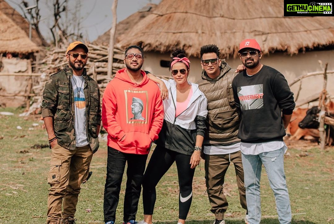 Neha Dhupia Instagram - #aslisquad ... tune in at 7pm @mtvindia @mtvroadies #roadiesrevolution 👊 📸 @rjdeigg