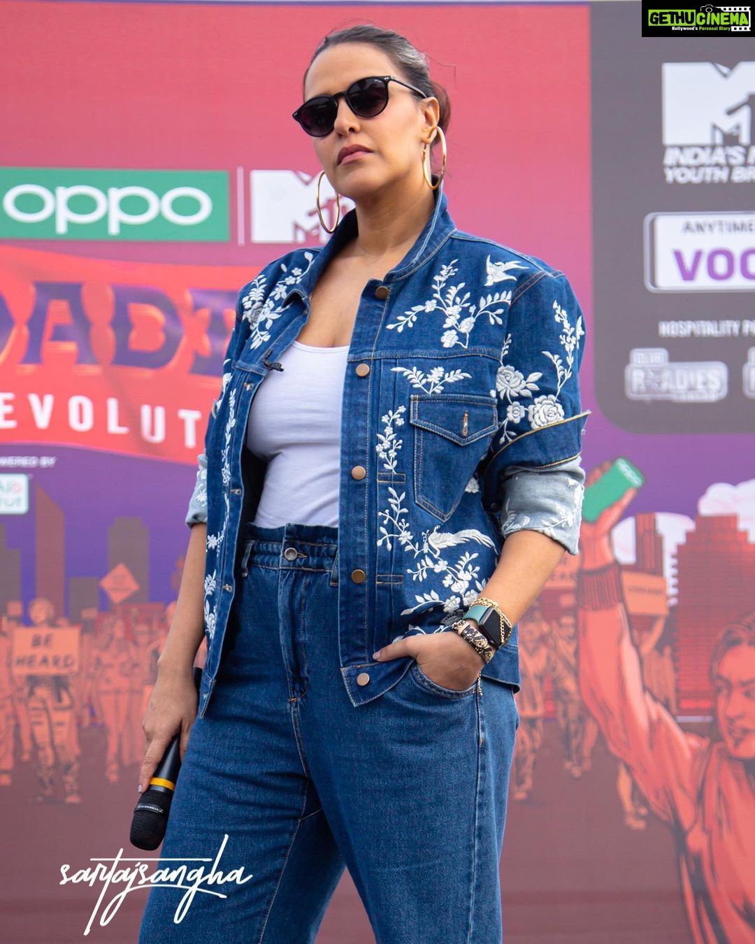 Neha Dhupia Instagram - As another exciting episode of #roadiesrevolution drops tonight at 7 pm on @mtvindia @mtvroadies here’s a #throwback to when we were in #kolkata ... thank you for the love n energy guys ... now let’s tune in to see who made it n who did nt ... styled by @gumanistylists in @hemantandnandita muah @___lemii___ 📸 @sartajsangha #gangneha #styledwithgumani