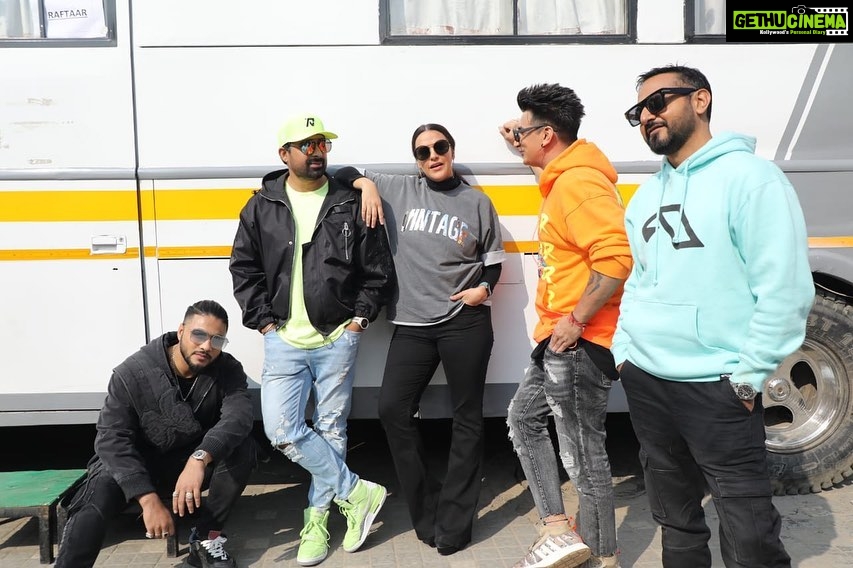 Neha Dhupia Instagram - Tune into an exciting episode of @mtvroadies ... you know where to find us @mtvindia at 7pm ... #stayhomestaysafe and most importantly stay positive πβ€οΈπΈ @lakshaysachdevaphotography #aslisquad Bandra West